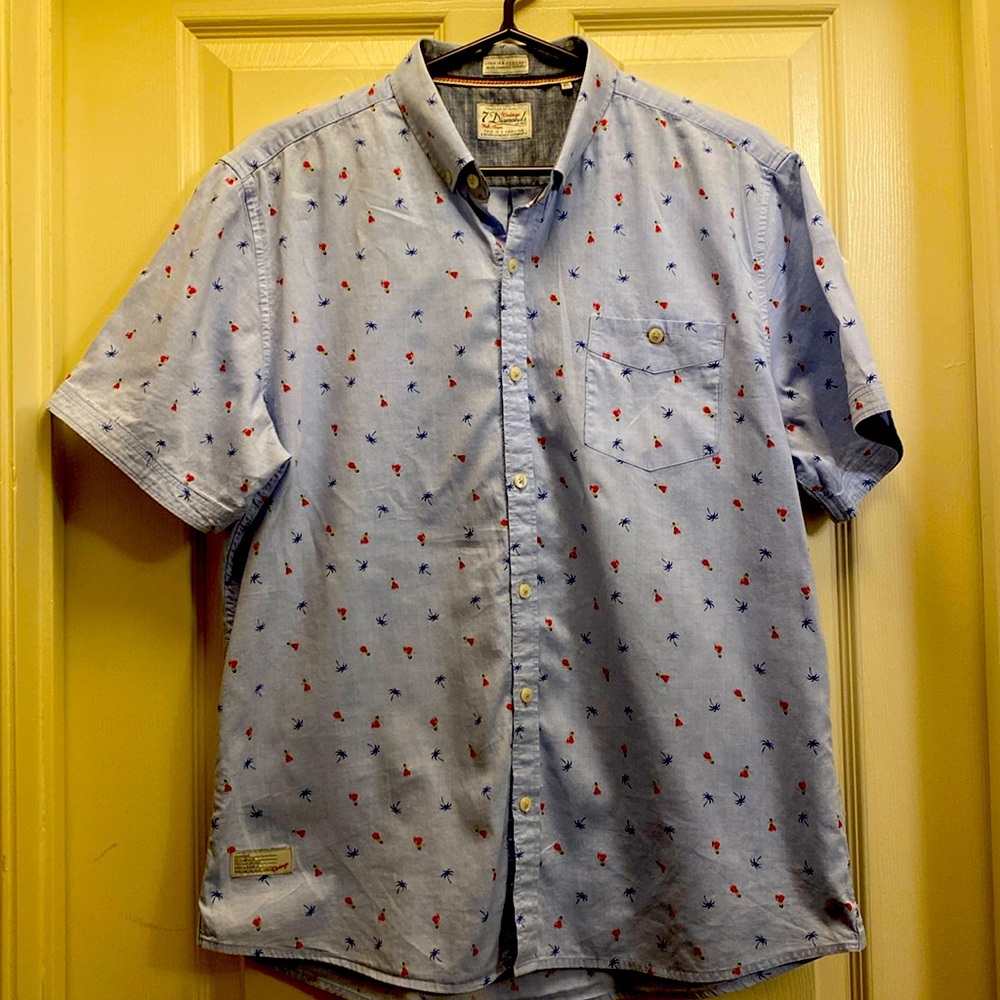 7 Diamonds Men’s Tiki / Hawaiian Button Down Collard Shirt. In good condition.